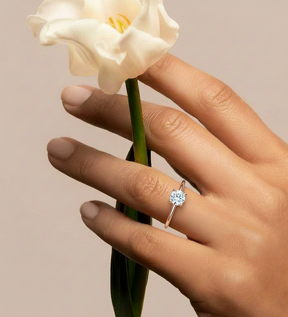 360 view video of lab grown round brilliant cut diamond ring rotating on white background